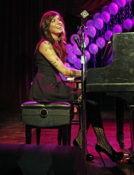 965b98158323074 Christina Perri   Twilight Saga Concert Tour in Chicago (Nov. 8)   20 HQ high resolution candids